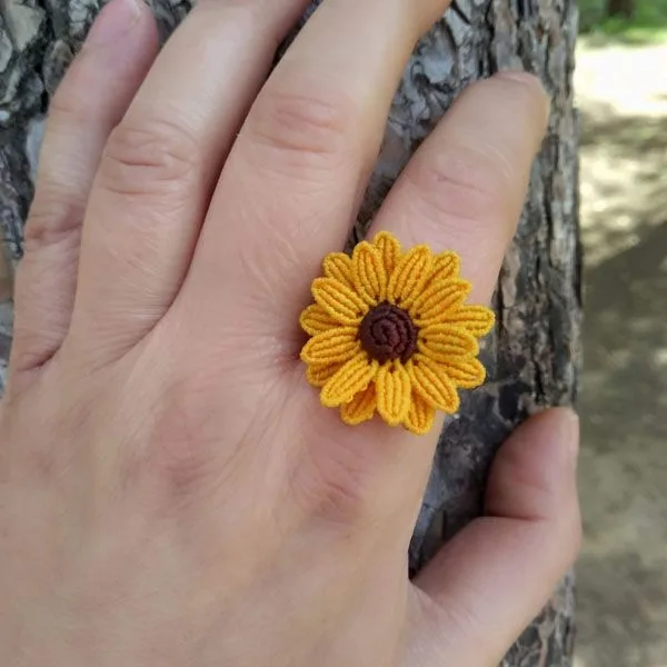 Joyas inspiradas en la naturaleza Anillo Girasol hecho a mano a Macrame por ArtesaniasDeBrujilda Joyas inspiradas en la naturaleza Anillo Girasol hecho a mano a Macrame por ArtesaniasDeBrujilda